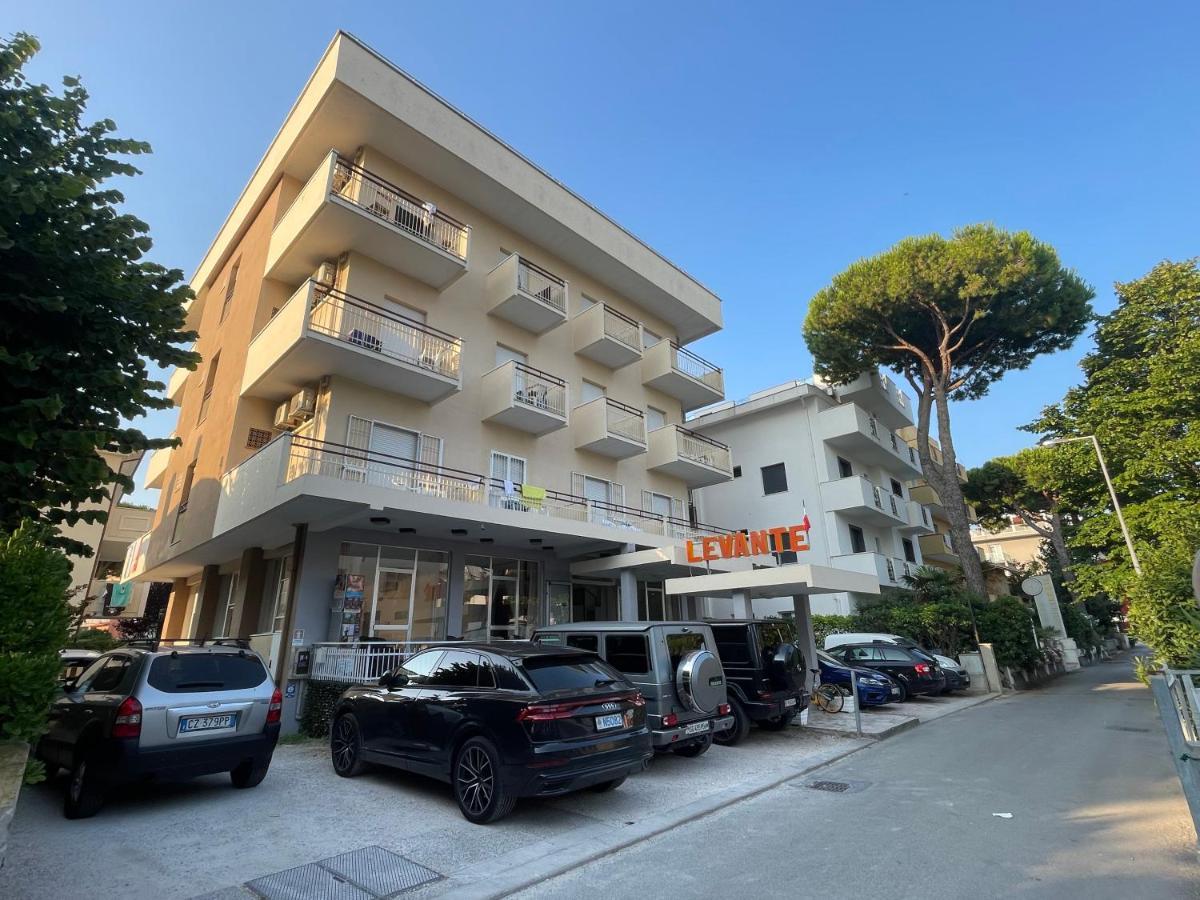 Hotel Levante Riccione a pochi passi dal mare Esterno foto