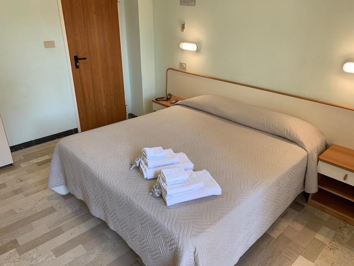 Hotel Levante Riccione a pochi passi dal mare Esterno foto