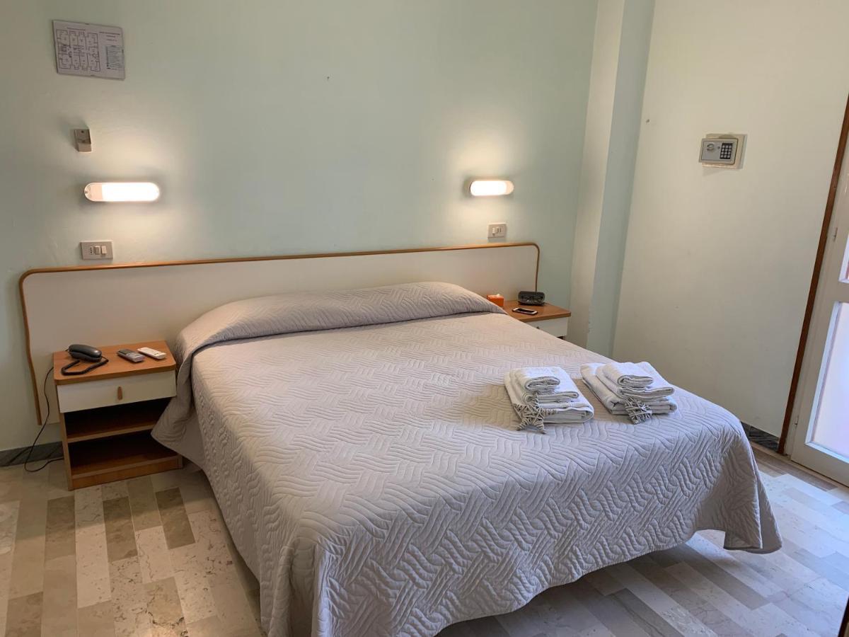 Hotel Levante Riccione a pochi passi dal mare Esterno foto