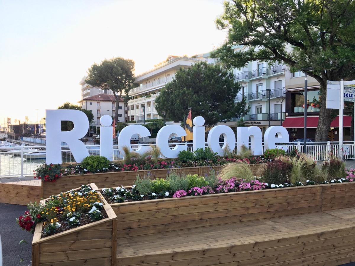 Hotel Levante Riccione a pochi passi dal mare Esterno foto